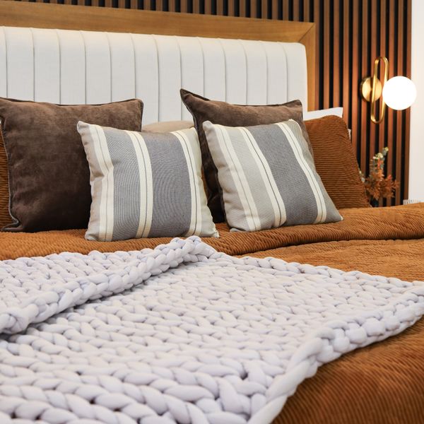 Manta de tricô grosso sobre a cama